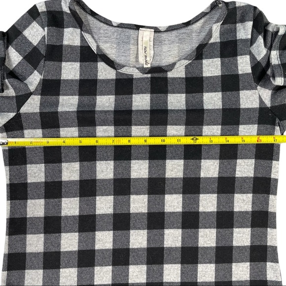 New Mode size medium long sleeve black & white checkered shirt, ruffle bottom - Picture 6 of 9
